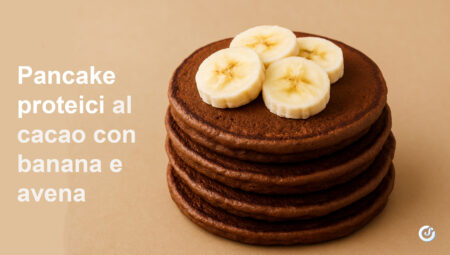 Pancake proteici al cacao con banana e avena su sfondo pastello