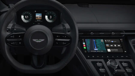 Schermo Aston Martin con CarPlay Ultra