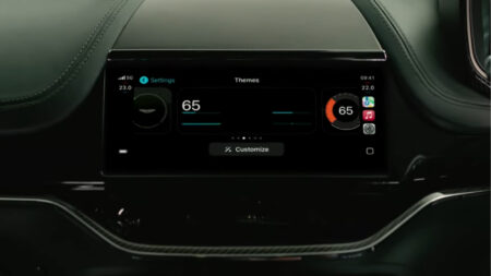 CarPlay Ultra attivo in auto Aston Martin