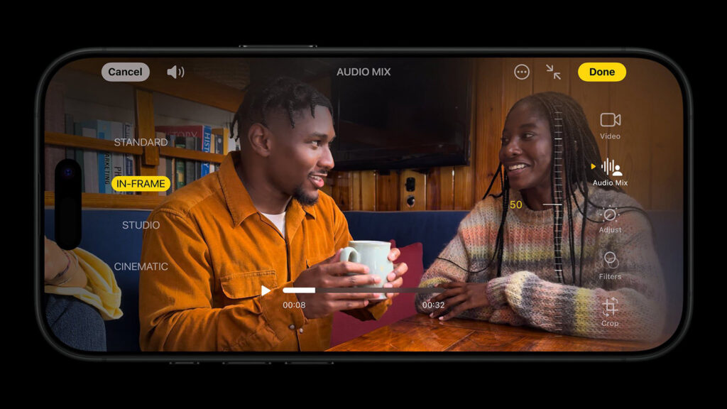 Interfaccia Audio Mix su iPhone 16 con due persone che parlano in un ambiente accogliente, modalità In-Frame evidenziata, stile Apple moderno.
