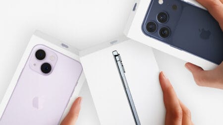 iPhone 17 in mano con logo Amazon e grafica "5 rate zero interessi"