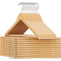 ⭕️SONGMICS Grucce Legno, 20 Pezzi, Appendiabiti con Scanalature su Spalle, Barra Portapantaloni Antiscivolo e Gancio Girevole a 360°, per Completi Camicie Cappotti, Naturale e Argento CRW001-20